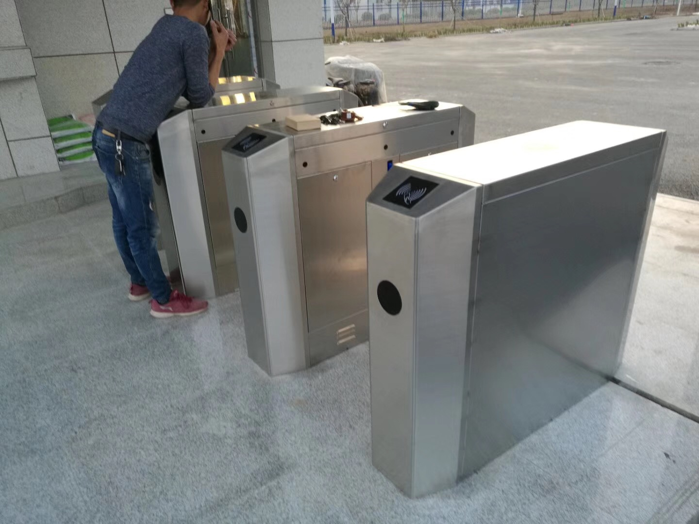 西安咸陽市高新區(qū)彩虹光電冠捷科技有限公司（人行通道翼閘）